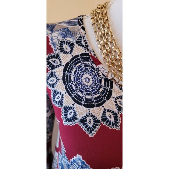 SJS Womens Burgundy Floral Bell Sleeve Slinky Shift Dress Metallic Thread Small - Picture 3 of 5